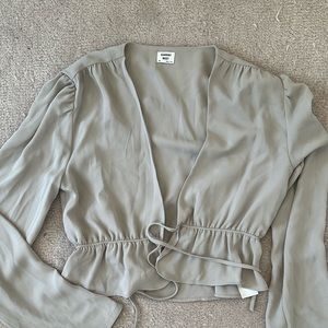 aritzia low v neck crop top size xs